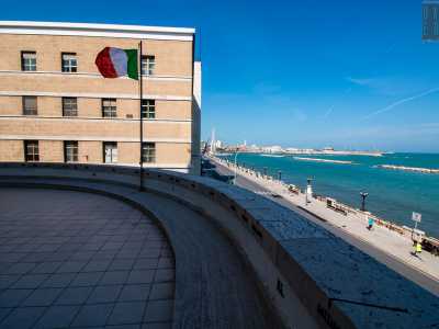 ...l� dove all�ombra di una sventolante bandiera italiana...